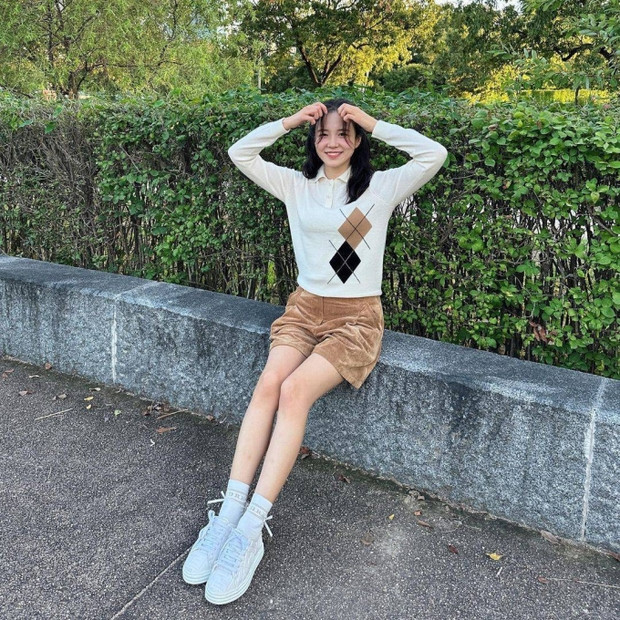 Ye-won từng có nhiều năm làm việc tại đài truyền hình SBS của Hàn Quốc.