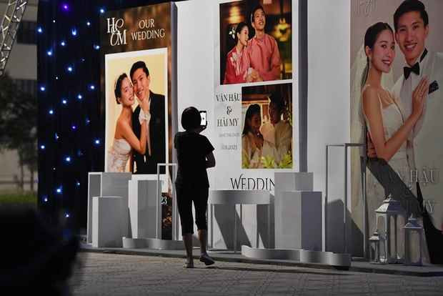 Những người dân xung quanh khu vực rạp cưới của Đoàn Văn Hậu và Doãn Hải My cũng tranh thủ chụp ảnh.