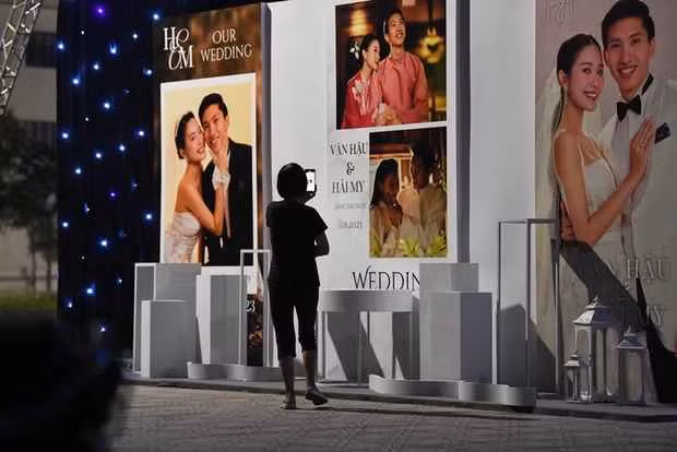 Những người dân xung quanh khu vực rạp cưới của Đoàn Văn Hậu và Doãn Hải My cũng tranh thủ chụp ảnh.