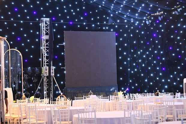 Rạp cưới Đoàn Văn Hậu đã được bổ sung thêm hai màn led ở khu vực cạnh sân khấu để quan khách có thể thấy rõ hình ảnh của cô dâu chú rể dù ở khoảng cách xa
