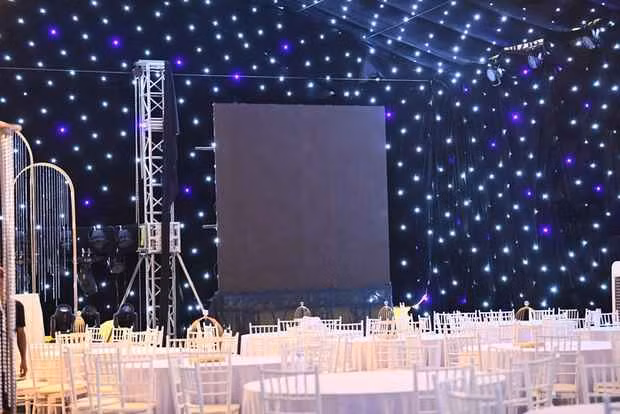 Rạp cưới Đoàn Văn Hậu đã được bổ sung thêm hai màn led ở khu vực cạnh sân khấu để quan khách có thể thấy rõ hình ảnh của cô dâu chú rể dù ở khoảng cách xa