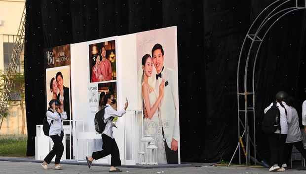 Mấy cô học trò đầu còn đội mũ bảo hiểm vội vàng chạy vào xem rạp cưới của hậu vệ tuyển Việt Nam.