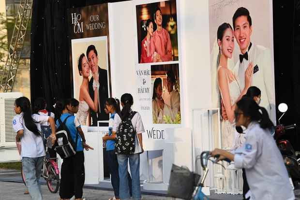 Ngay sau khi rạp cưới được dựng lên, đông đảo nhất là lực lượng các em học sinh ở trường trung học và tiểu học trong xã.