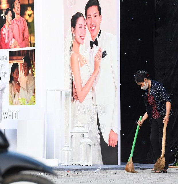 Rạp cưới của cặp đôi Văn Hậu và Hải My được dựng tại SVĐ xã Hồng Minh, huyện Hưng Hà. Chiều 9/11, khi các công đoạn thi công rạp đang hoàn tất, nhiều khách qua đường đã ghé thăm rạp cưới nổi nhất Thái Bình tháng 11 này