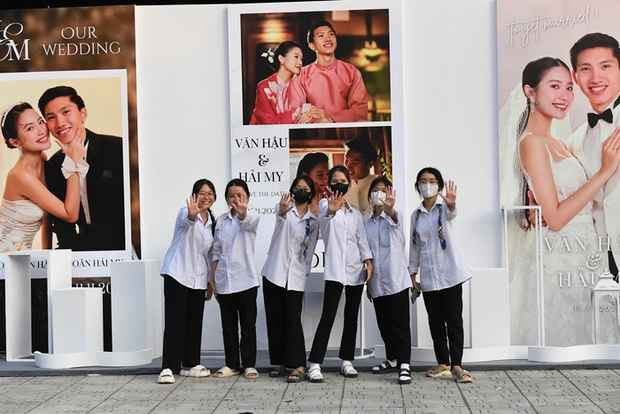 Quan khách ghé thăm cũng đính chính một điều: Sân bóng xã - nơi dựng rạp cưới - chỉ mới được xây dựng mấy năm gần đây, không phải nơi gắn bó với tuổi thơ chơi bóng của chú rể Văn Hậu.