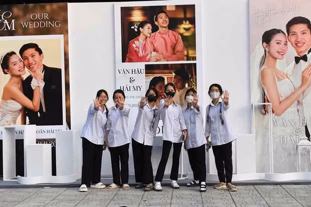 Quan khách ghé thăm cũng đính chính một điều: Sân bóng xã - nơi dựng rạp cưới - chỉ mới được xây dựng mấy năm gần đây, không phải nơi gắn bó với tuổi thơ chơi bóng của chú rể Văn Hậu.