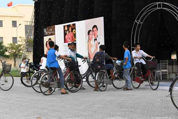 Những cô học trò lém lỉnh không ngớt lời khen cô dâu Hải My xinh đẹp. Có cô nhóc cảm thán: "Chị My xinh quá, mình cũng tên My mà sao lạ lắm"