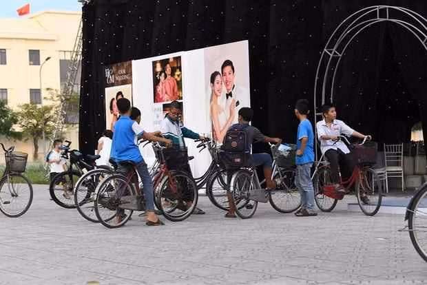 Những cô học trò lém lỉnh không ngớt lời khen cô dâu Hải My xinh đẹp. Có cô nhóc cảm thán: "Chị My xinh quá, mình cũng tên My mà sao lạ lắm"