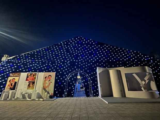 Rạp cưới của Văn Hậu - Hải My lung linh về đêm nhờ cách trang trí đính đèn lấp lánh trên nền bạt bằng vải nhung, tạo cảm giác như bầu trời đầy sao