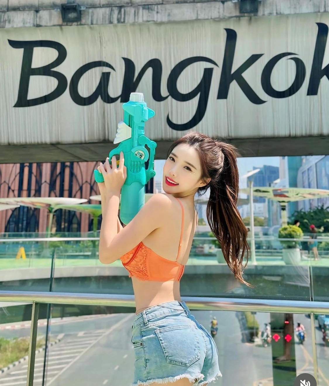 Songkran cũng là dịp mà các cô gái thoải mái mặc những trang phục mà mình yêu thích, điển hình như những chiếc quần ngắn, áo bra, đồ bơi để phù hợp với tính chất của lễ hội.