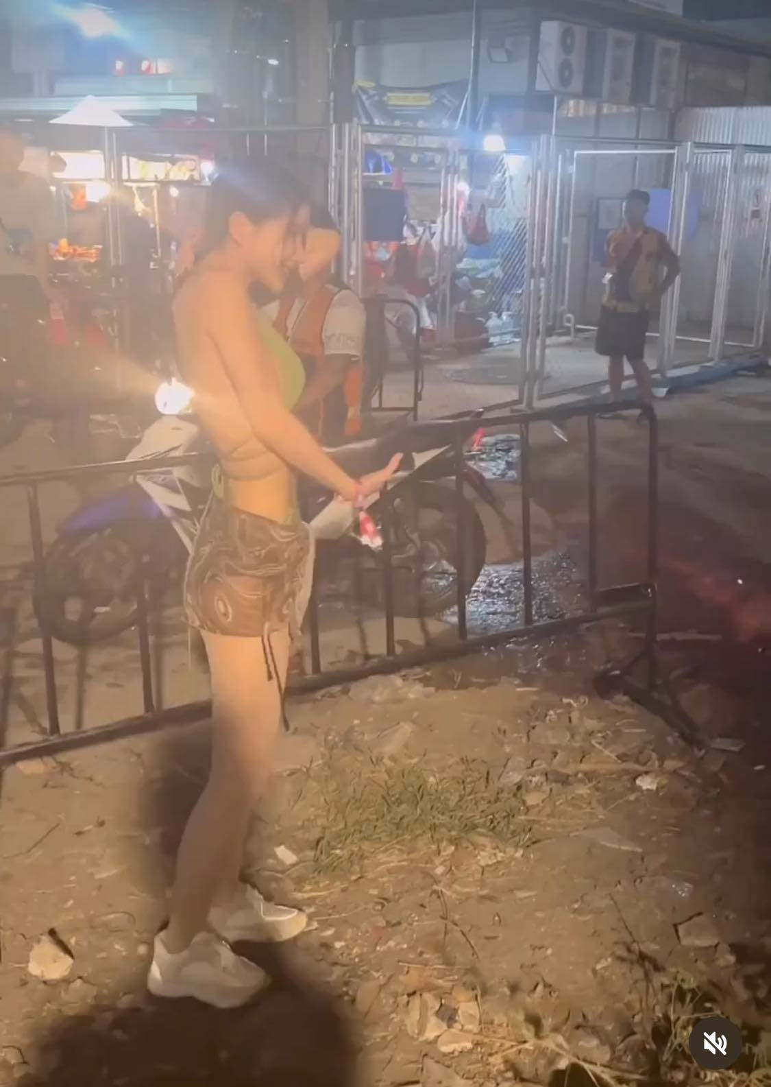 Để đảm bảo an ninh cũng như tránh xảy sự cố cho khách du lịch, chính phủ Thái Lan đã ra lệnh cấm người tham gia lễ hội mặc các trang phục gợi cảm quá mức. Nếu các cô gái diện những bộ đồ thiếu lịch sự hoặc nam thanh niên cởi trần ra phố đều bị yêu cầu rời khỏi khu vực diễn ra lễ hội.