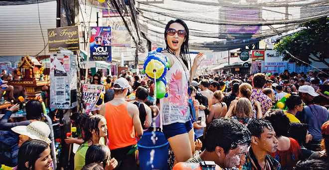 Ngoài ra, có một số người cho rằng, điều luật cấm mặc đồ phản cảm là đúng đắn, một phần để bảo vệ phụ nữ tránh bị xâm hại tại lễ hội Songkran. Tuy nhiên, nhiều người không đồng tình với quan điểm trên.