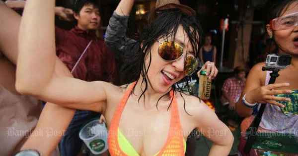 Việc cấm người dân mặc đồ ngắn, hở tham gia lễ hội té nước được cho là điều cần thiết để duy trì truyền thống và văn hóa của lễ hội, cũng như việc hắt nước vào tượng Phật.