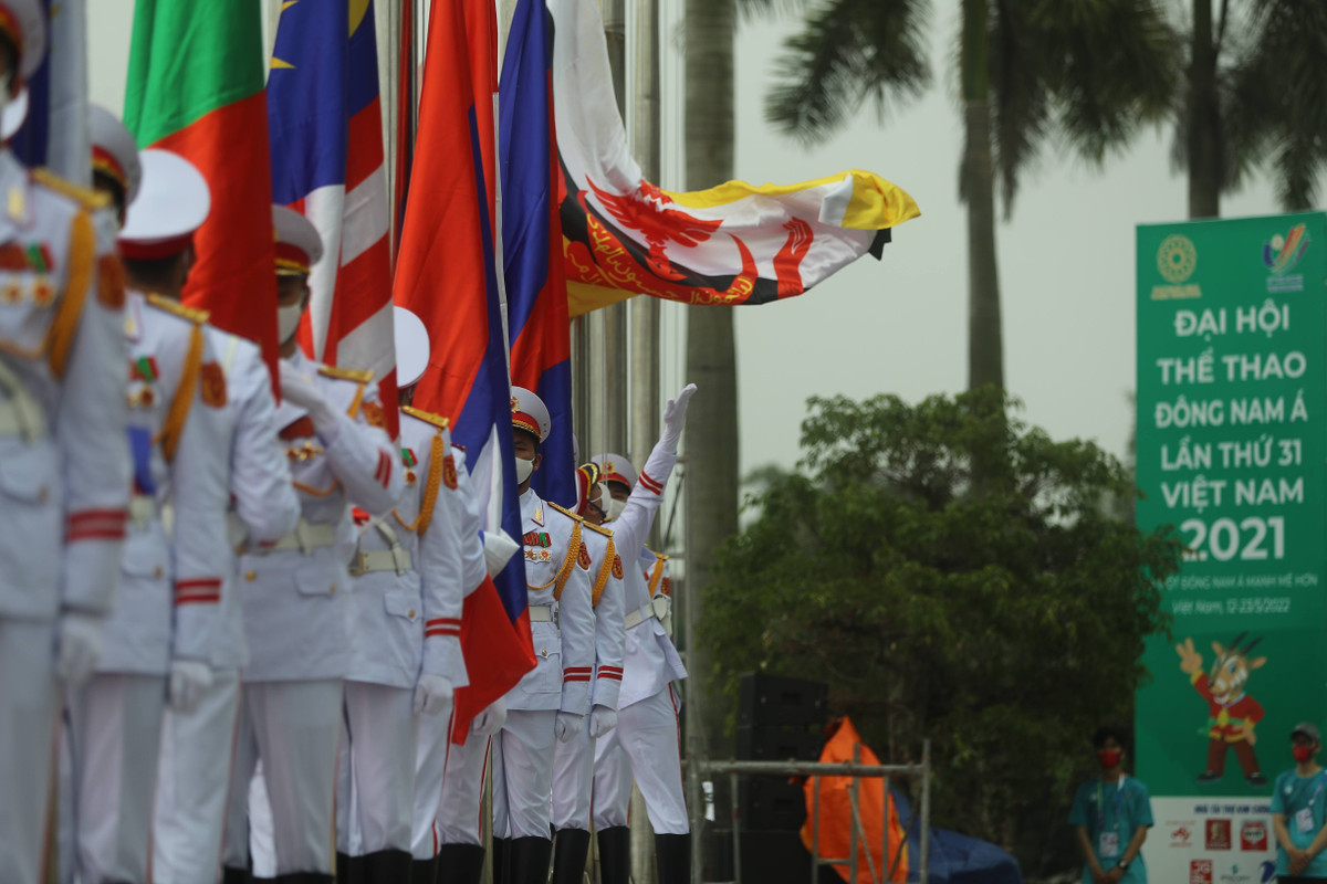 Quốc kỳ các nước lần lượt được kéo lên trong không khí long trọng, trang nghiêm tại Khu liên hợp thể thao Mỹ Đình, báo hiệu một kỳ SEA Games “Vì một Đông Nam Á mạnh mẽ hơn” như thông điệp của chủ nhà Việt Nam đưa ra.