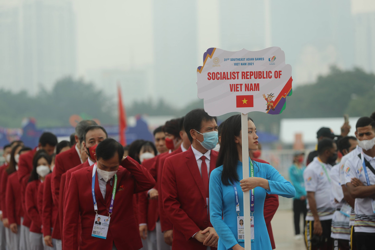 Phát biểu tại lễ thượng cờ, Thứ trưởng Bộ Văn hóa - Thể thao và Du lịch Hoàng Đạo Cương thay mặt Ban tổ chức nhiệt liệt chào đón hơn 8.000 quan chức, HLV, VĐV tham dự SEA Games 31 do Việt Nam đăng cai.