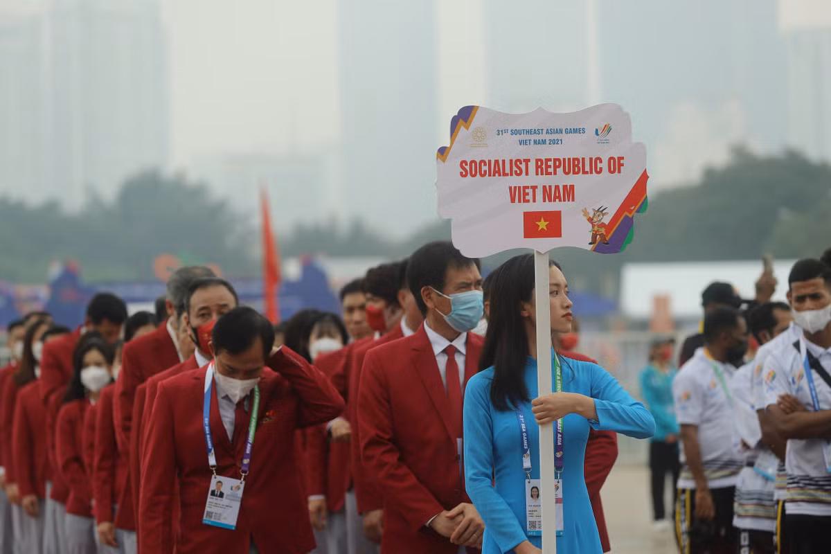 Phát biểu tại lễ thượng cờ, Thứ trưởng Bộ Văn hóa - Thể thao và Du lịch Hoàng Đạo Cương thay mặt Ban tổ chức nhiệt liệt chào đón hơn 8.000 quan chức, HLV, VĐV tham dự SEA Games 31 do Việt Nam đăng cai.