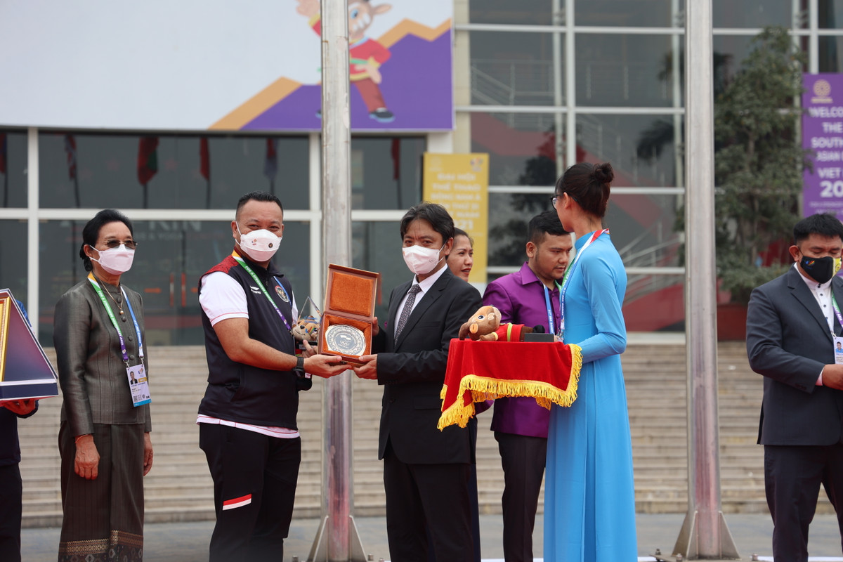 Đại diện các đoàn thể thao dự SEA Games 31 tặng quà lưu niệm nước chủ nhà Việt Nam.