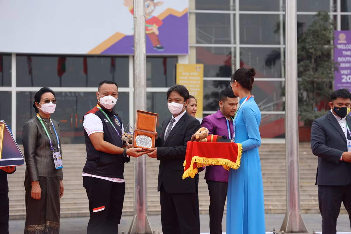 Đại diện các đoàn thể thao dự SEA Games 31 tặng quà lưu niệm nước chủ nhà Việt Nam.