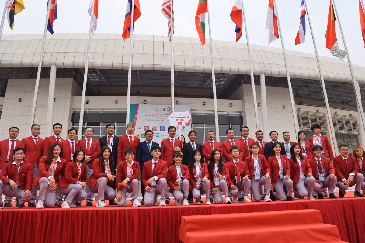 Đoàn thể thao Việt Nam chụp ảnh trong lễ thượng cờ SEA Games 31.