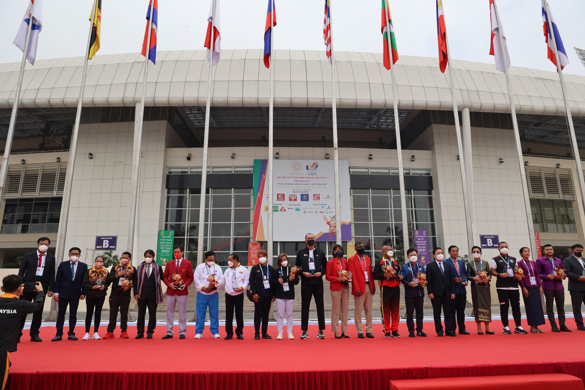 Đại diện các quốc gia dự SEA Games 31 chụp ảnh lưu niệm.