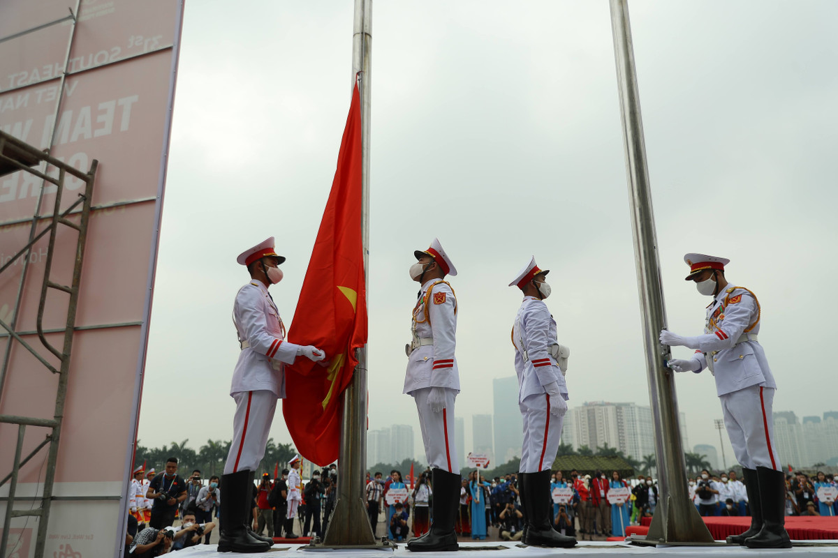 Quốc kỳ chủ nhà Việt Nam được kéo lên trang trọng trong lễ thượng cờ các quốc gia tham dự SEA Games 31.