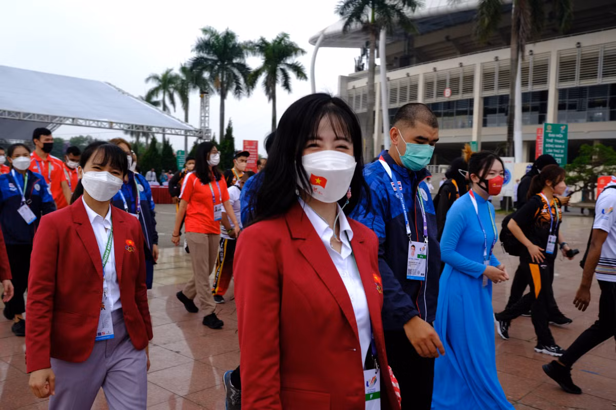 Dự khán lễ thượng cờ các đoàn thể thao dự SEA Games 31 có: Ông Hoàng Đạo Cương - Thứ trưởng Bộ Văn hóa - Thể thao và Du lịch, Phó Trưởng ban Thường trực Ban tổ chức SEA Games 31; ông Chử Xuân Dũng - Phó Chủ tịch UBND Thành phố Hà Nội; ông Đặng Hà Việt - Tổng cục trưởng Tổng cục TDTT Việt Nam.