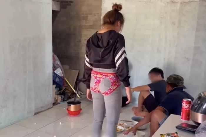 Xuất hiện trong ảnh là cô gái mặc một bộ đồ quần áo dài nhưng lại mặc thêm một chiếc quần nhỏ, nội y ở phía bên ngoài.