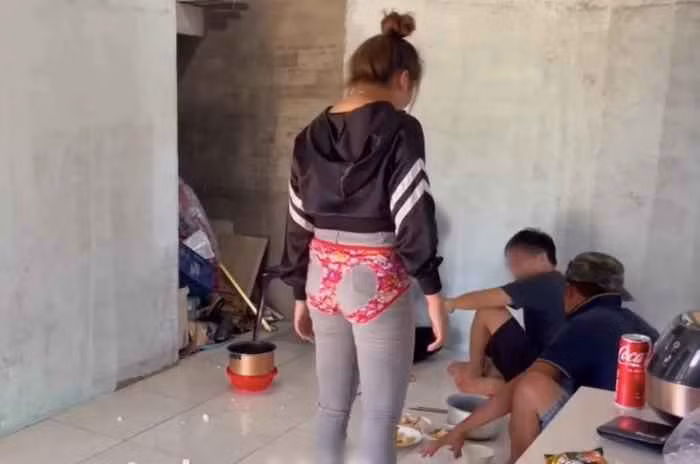 Xuất hiện trong ảnh là cô gái mặc một bộ đồ quần áo dài nhưng lại mặc thêm một chiếc quần nhỏ, nội y ở phía bên ngoài.