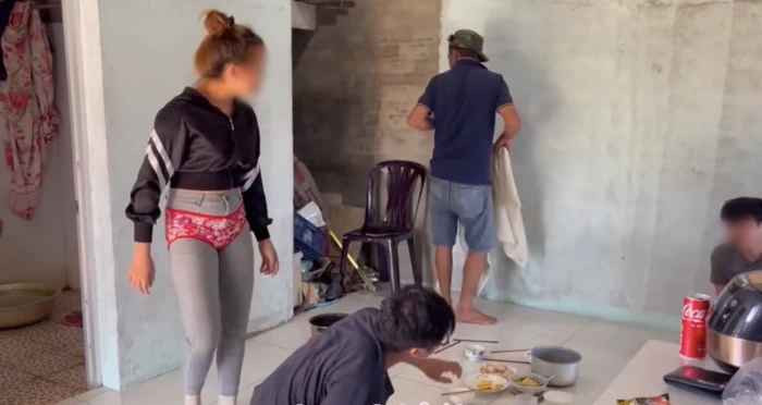 Những người nam giới liên tục yêu cầu cô gái đi thay đồ và tránh xa ra, thậm chí không dám nhìn cô gái.