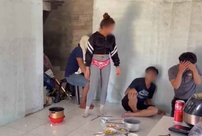 Thế nhưng lúc này, cô gái vẫn tỏ ra bình thản tiến lại gần mấy người nam giới, bất chấp những người này có phản ứng không đồng tình vô cùng dữ dội.