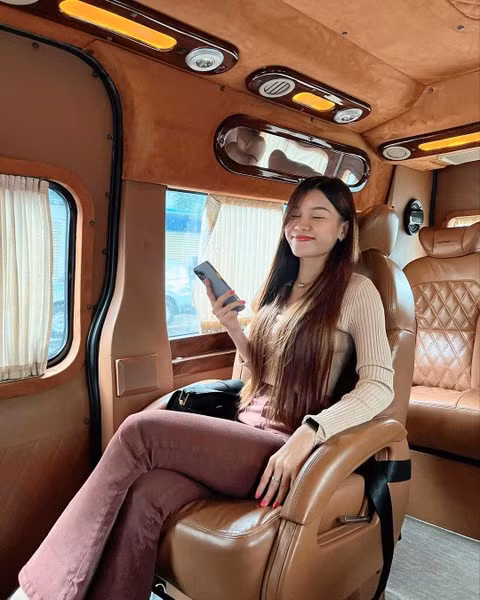 Theo thời gian, Yến Xuân và Văn Lâm bắt đầu thoải mái hơn trong việc chia sẻ ảnh hẹn hò song vẫn không hề lên tiếng xác nhận.