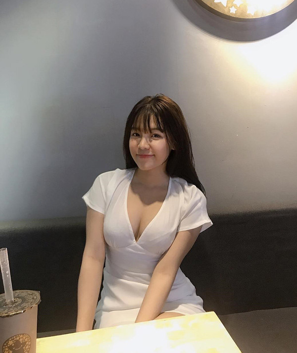 Lần hiếm hoi truyền thông bắt gặp cặp cầu thủ - WAG đứng cạnh nhau công khai là vào tháng 5/2019, trong một trận đấu của Muangthong United - CLB Đặng Văn Lâm thi đấu khi còn ở Thái Lan. Sau chiến thắng, Văn Lâm ăn mừng bên đồng đội, người hâm mộ và bạn gái.