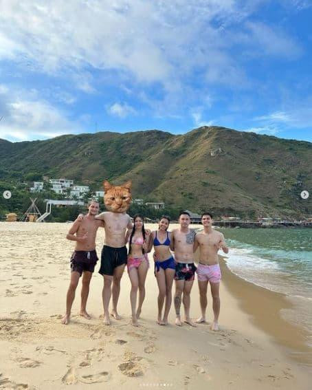 Mới đây, Yến Xuân đăng loạt ảnh đi nghỉ dưỡng cùng bạn trai và hội bạn. Cô nàng chia sẻ: "Một tháng 7 thật là vui. Mà đen thui rồi".