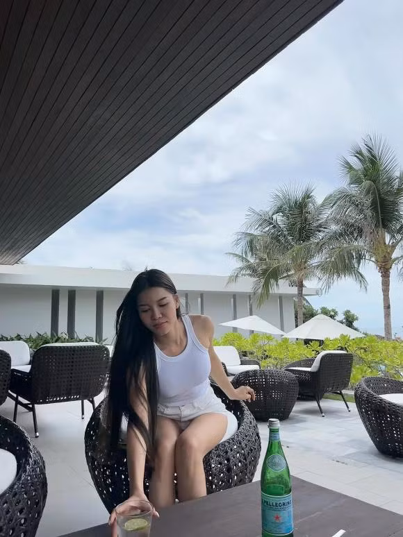 Sau đó, cặp đôi trên nhiều lần tương tác với nhau trên mạng xã hội như "thả tim" ảnh hay bình luận ở bài đăng đối phương.