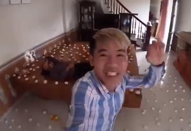 Trong vlog mới nhất đăng cách đây gần 1 ngày, Hưng Vlog - con trai bà Tân Vlog lại tiếp tục trở thành tâm điểm gạch đá của cộng đồng mạng TikTok khi nghĩ ra trò xếp trứng khắp nhà để troll mẹ.