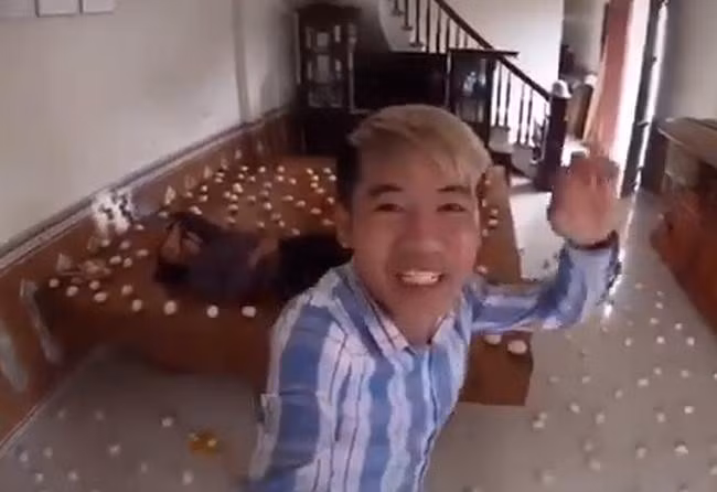 Trong vlog mới nhất đăng cách đây gần 1 ngày, Hưng Vlog - con trai bà Tân Vlog lại tiếp tục trở thành tâm điểm gạch đá của cộng đồng mạng TikTok khi nghĩ ra trò xếp trứng khắp nhà để troll mẹ.