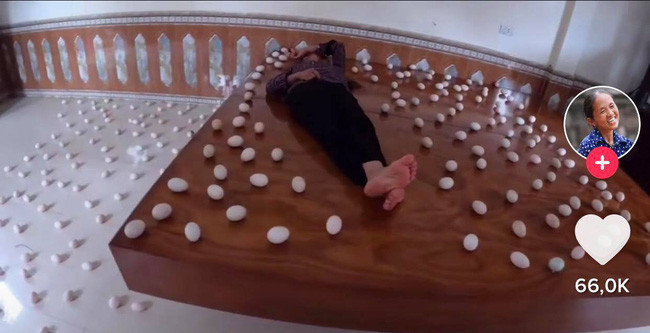 Cụ thể, trong lúc bà Tân Vlog đang ngủ trưa, Hưng Vlog đã xếp hàng trăm quả trứng trên giường lẫn dưới sàn để chờ tới lúc mẹ ngủ dậy sẽ dẫm phải.