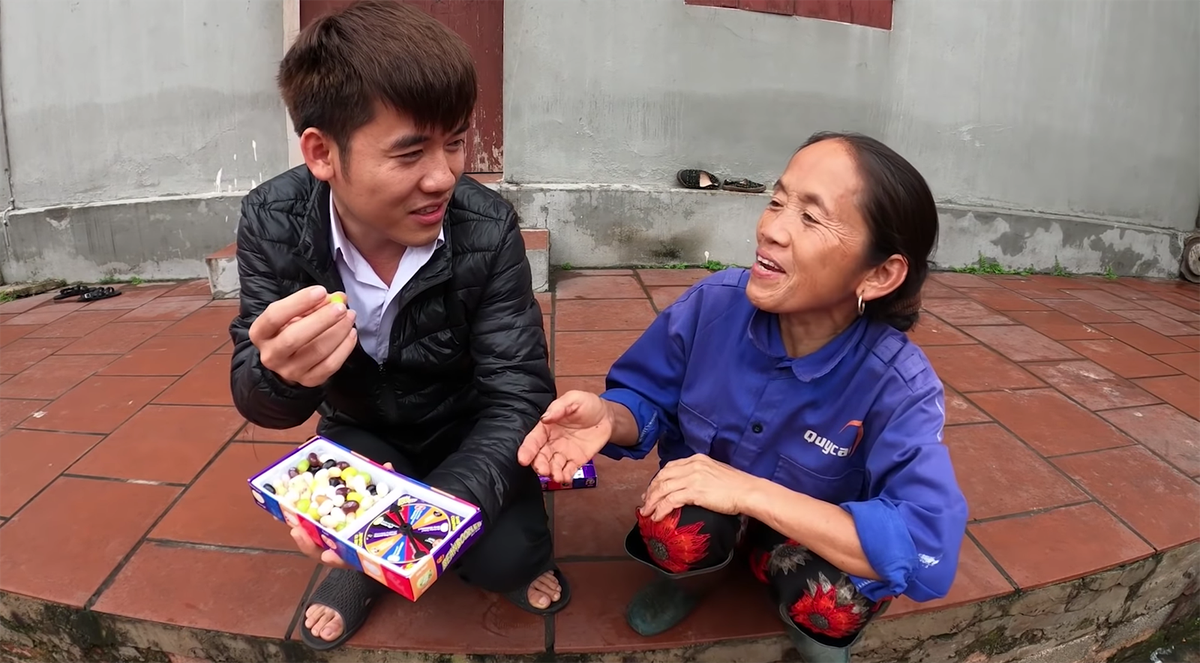 Trước đó, Hưng Vlog cũng từng bị dân mạng xúm vào gạch đá không tiếc tay khi liên tục đăng tải các video bày trò troll bà Tân, khi thì ăn cắp tiền để mua bạt nhún, khi thì hóa trang thành gấu Brown để nghịch phá bà.