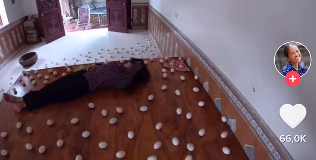 Trò đùa ngớ ngẩn này của Hưng Vlog ngay lập tức thu hút tới 1,6 triệu lượt xem sau 18 tiếng đăng tải trên kênh TikTok cá nhân. Chủ yếu là dân mạng tò mò vào xem và để lại bình luận chỉ trích chàng YouTuber nổi tiếng.