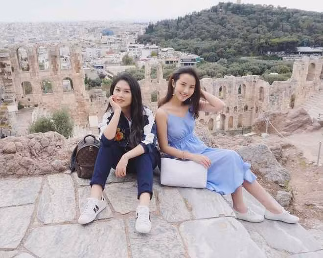 Còn nhớ sinh nhật năm ngoái của vợ thiếu gia Phan Thành, Ngọc Thanh Tâm cũng tặng quà. Nhưng món quà của ái nữ đại gia thủy sản gửi đến cô bạn thân của mình chậm hơn hẳn một tháng.