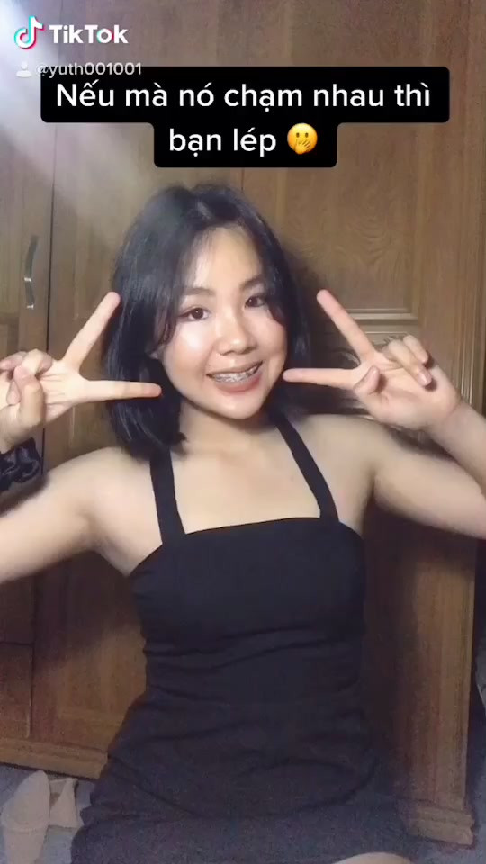 Hội gái xinh thi nhau tham gia trào lưu "chạm khuỷu tay" đo ngực khủng