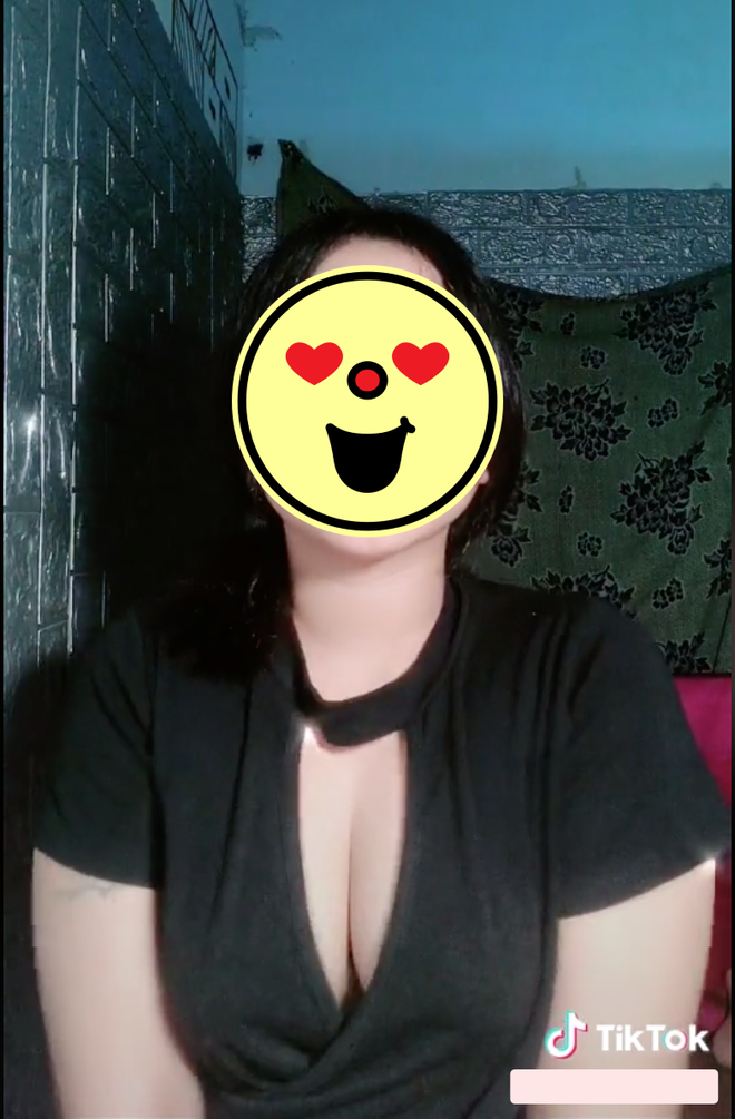 Gái xinh nào có số đo vòng 1 khiêm tốn thì sẽ chạm được, còn nếu vòng 1 tròn đầy sẽ không thể nào chạm đến.