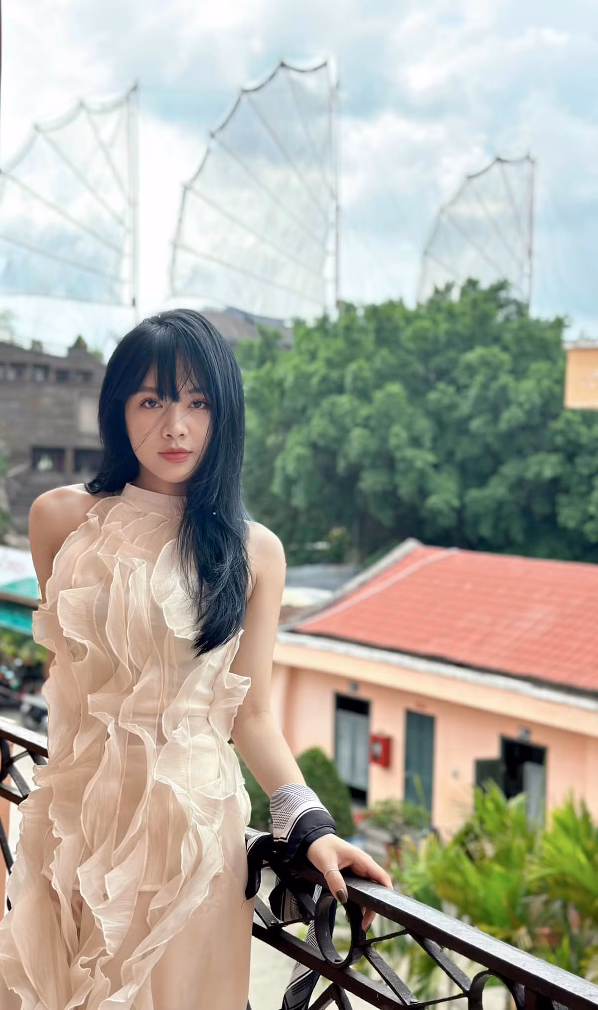 Điểm cuốn hút ở hot girl Hà thành không chỉ là sắc vóc quyến rũ mà còn là thần thái ngút ngàn.