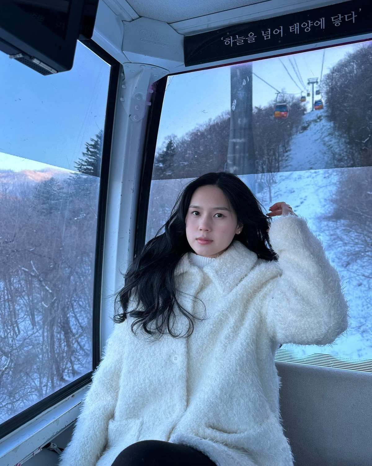 Tố Uyên thường mặc đồ tông trắng.