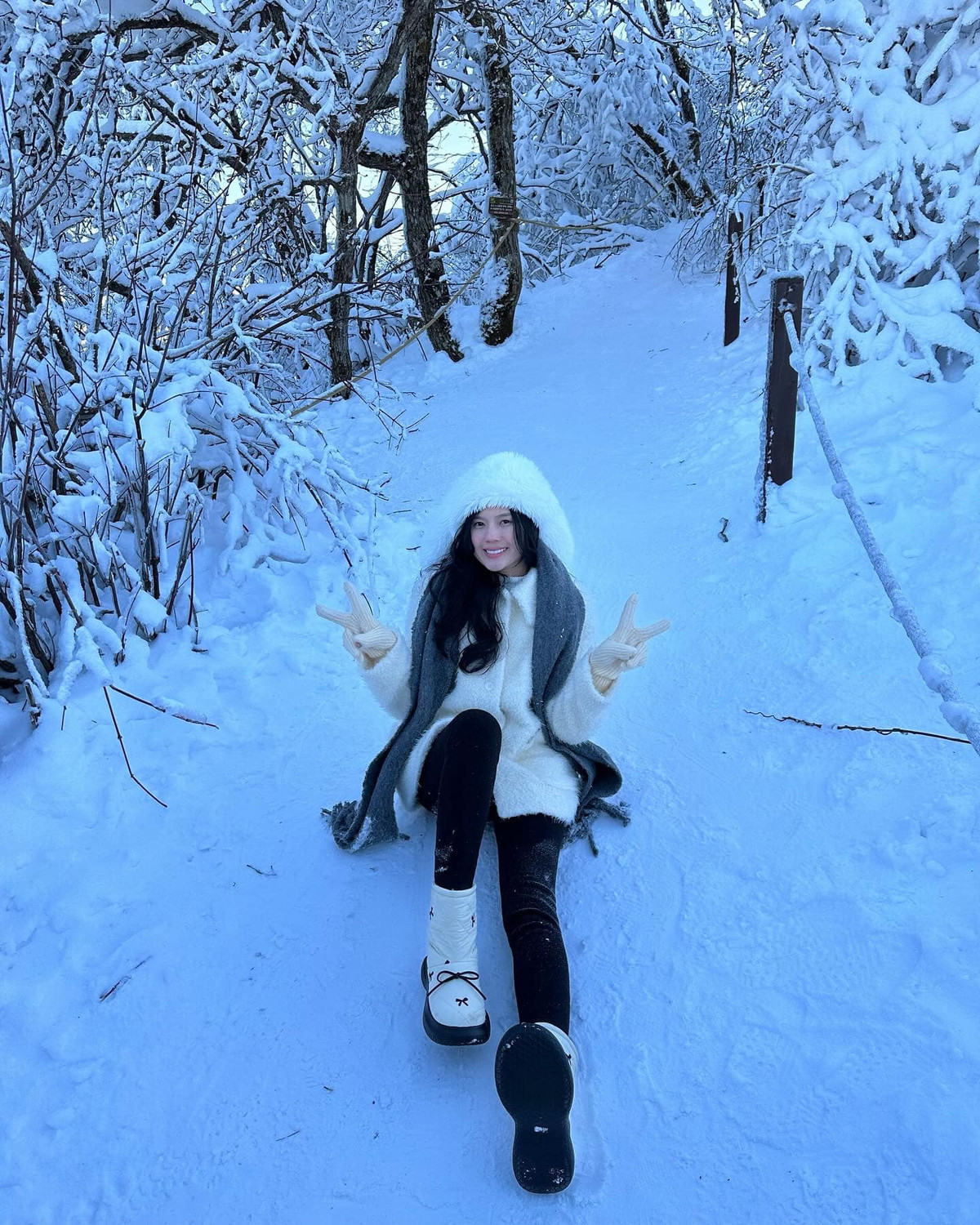 Trong chuyến đi Hàn Quốc mới đây, Tố Uyên không quên chụp ảnh với tuyết trắng.