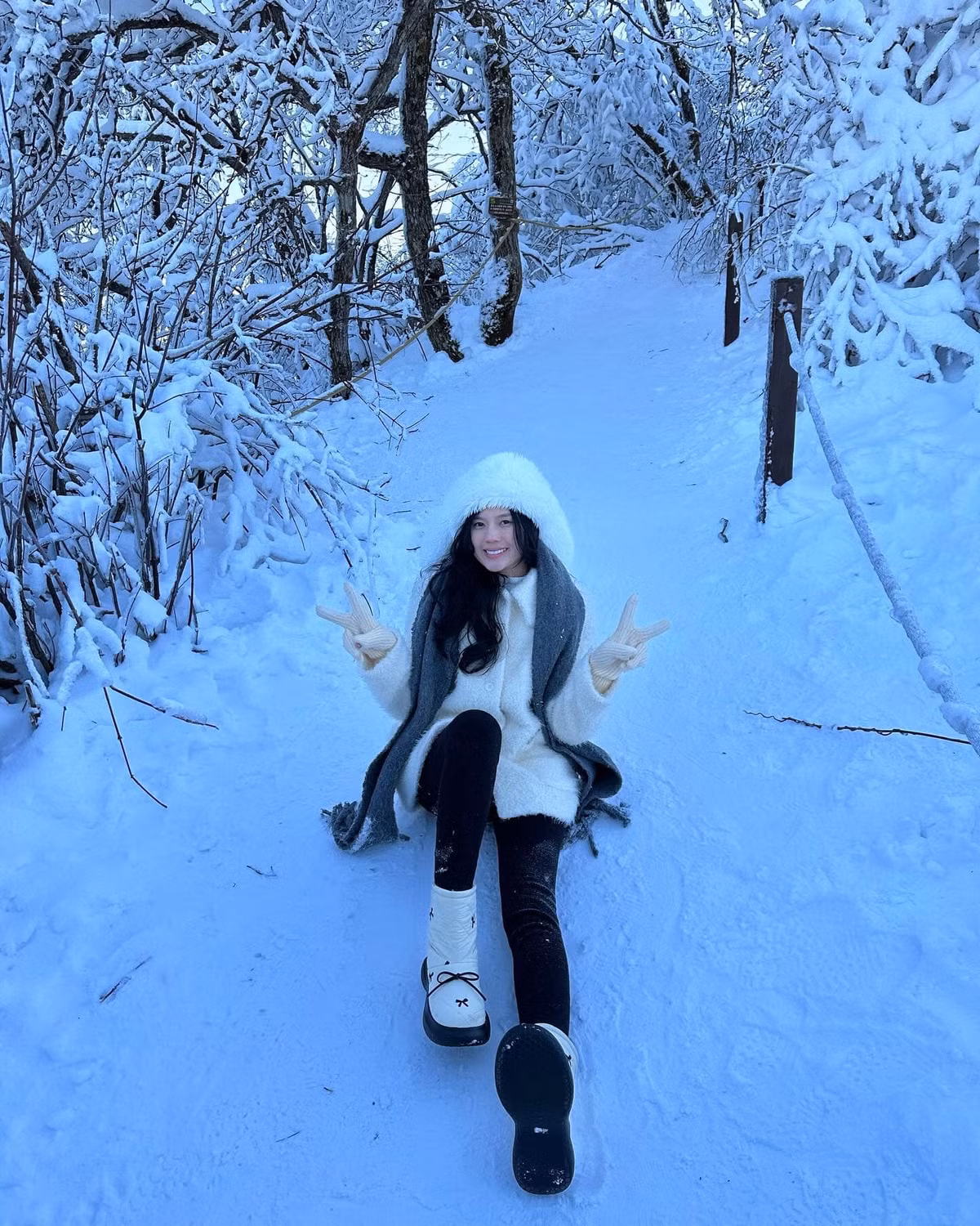Trong chuyến đi Hàn Quốc mới đây, Tố Uyên không quên chụp ảnh với tuyết trắng.
