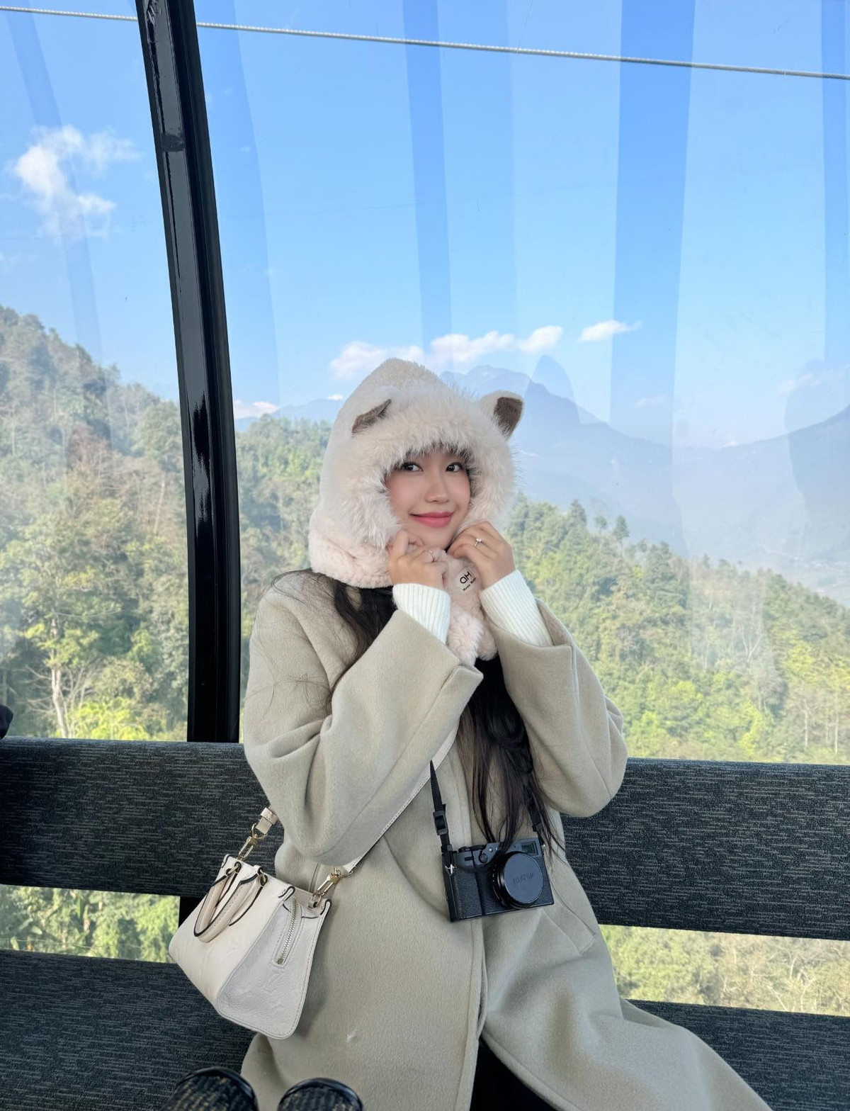 Doãn Hải My còn mua thêm một chiếc mũ lông đội trông cực dễ thương