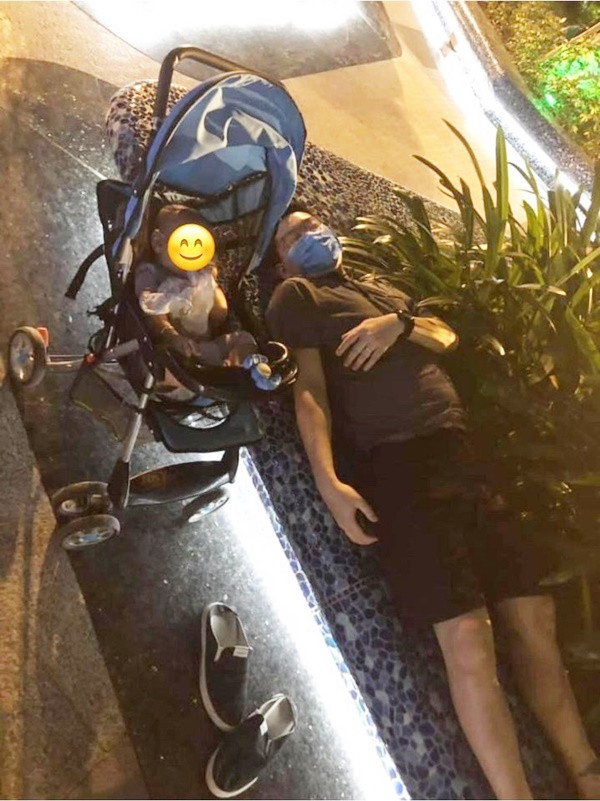 Vợ nhờ trông con nhưng ra đường mát quá nên ngủ luôn dưới sân chung cư.