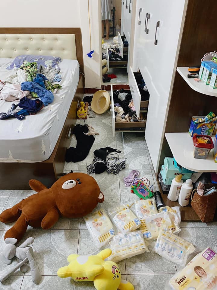 Cụ thể, trên fanpage thu hút được sự chú ý của nhiều dân mạng, chị Đ.L.A đã chia sẻ những bức ảnh trong phòng ngủ của mình khi nhờ chồng trông con hộ để ra có việc. Kèm theo đó, người phụ nữ này cũng lưu lại dòng trạng thái: "Giao con cho chồng và cái kết, à đẻ con gái ngoan lắm hiền lắm".