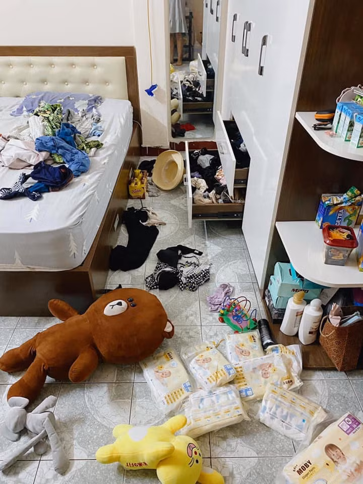 Cụ thể, trên fanpage thu hút được sự chú ý của nhiều dân mạng, chị Đ.L.A đã chia sẻ những bức ảnh trong phòng ngủ của mình khi nhờ chồng trông con hộ để ra có việc. Kèm theo đó, người phụ nữ này cũng lưu lại dòng trạng thái: "Giao con cho chồng và cái kết, à đẻ con gái ngoan lắm hiền lắm".